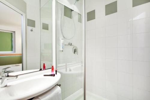 克莱蒙费朗蒙特弗尔朗克莱蒙费朗中心宜必思快捷酒店的白色的浴室设有水槽和淋浴。