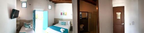 多拉代尔Hotel Aldea Plaza的一间小卧室,配有一张床和一个走廊