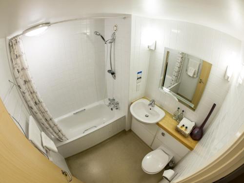 北安普敦The World's End - Northampton的一间带水槽、浴缸和卫生间的浴室
