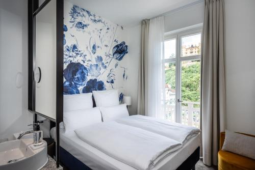 施万高AMERON Neuschwanstein Alpsee Resort & Spa的一间卧室配有床、水槽和窗户