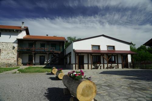 ElhovoКъща за гости Мелницата的前面有一排木柴的房子