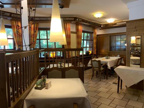 OstercappelnGasthaus Beinker的一间带两张桌子和阳台的餐厅