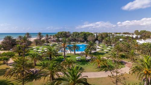 哈马马特TUI Blue Oceana Suites "Focussed Adults"的享有度假村的空中景致,设有游泳池和棕榈树
