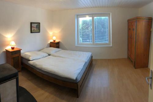 VšejanyAdela´s Czech Village House的一间卧室设有床、两个床头柜和窗户