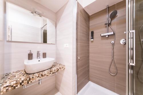 罗马亚历山大宾馆的一间带水槽和淋浴的浴室