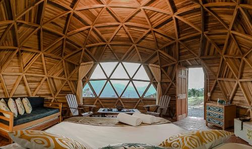 巴里查拉Serrania del Viento的一间大型卧室,设有大型木制天花板