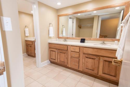 GilbertsvilleKentucky Dam Village State Resort Park的一间带两个盥洗盆和大镜子的浴室