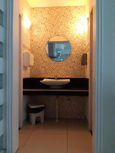 伊列乌斯Pousada Paulett's的一间带水槽和镜子的浴室