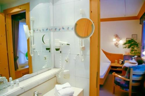 贝格诺伊施塔特林格瑟穆尔餐厅酒店的一间带水槽和镜子的浴室