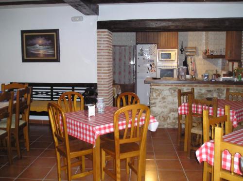 Villarrubia de Santiago卡萨农村拉波萨达德尔弗朗西丝乡村民宿的一间带桌椅的用餐室和一间厨房
