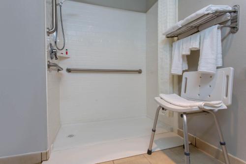 温德姆费城机场麦克罗迪尔套房酒店的一间浴室