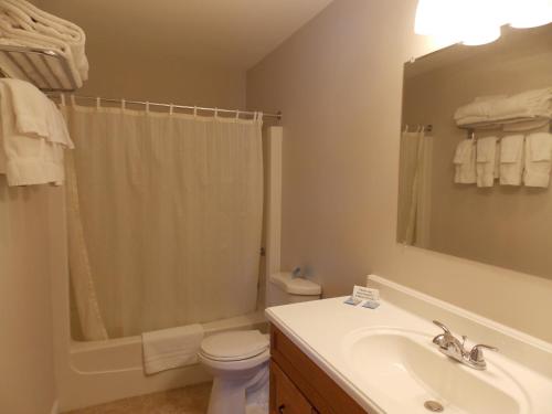 克莱顿C-Way Resort的一间带水槽、卫生间和淋浴的浴室