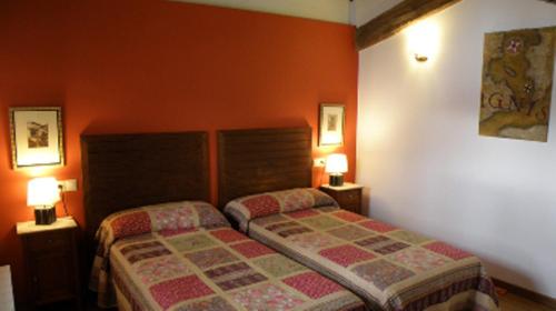 Maya del Baztán阿麦优科埃罗塔度假屋的一间卧室配有一张床和两盏灯。
