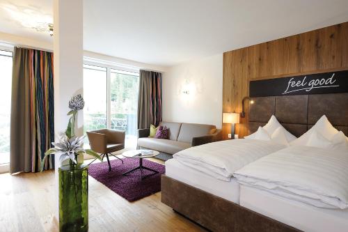 伊施格尔伊施格尔弗里安纳酒店的一间带大床的卧室和一间客厅