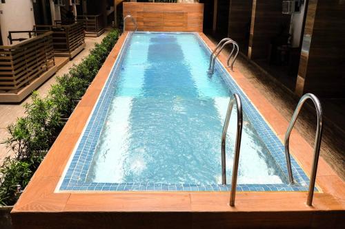 长滩岛长滩岛皮科洛酒店的大楼内一个铺有蓝色瓷砖的大型小型游泳池