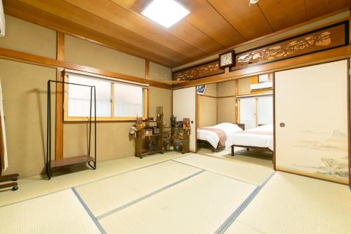 京都JPRESERVE Nakatonodacho的带一张床和推拉门的房间