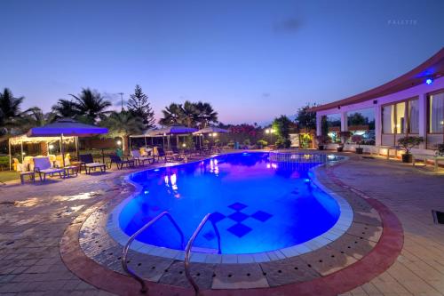 比纳里姆Beira Mar Beach Resort的夜间在度假村的游泳池