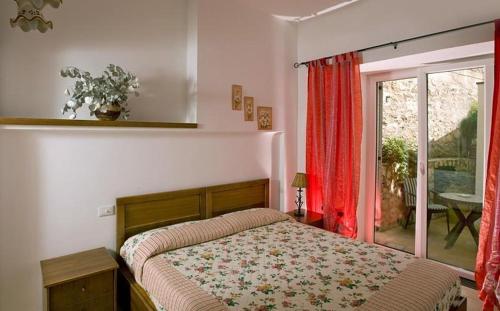 阿纳卡普里安吉里德住宿加早餐旅馆的一间卧室设有一张床和一个滑动玻璃门