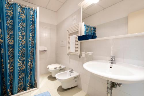 罗马​​唐卡拉布里亚卡萨费里歌剧院酒店的白色的浴室设有水槽和卫生间。