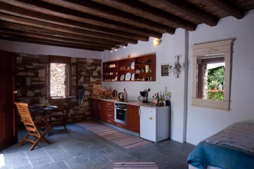ValeontádesValeondades的厨房配有木制橱柜和桌子