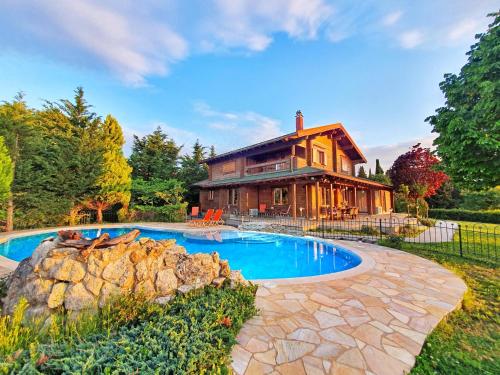 卡托克拉克阿纳Luxury Wooden Villa with Pool, The Nest的房屋前设有游泳池的房屋