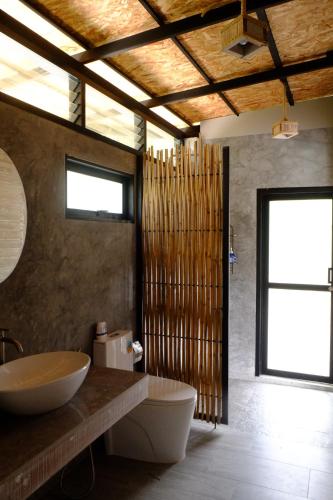 阁遥岛Awana Villa Resort Yaonoi - SHA Extra Plus的一间带卫生间、水槽和窗户的浴室