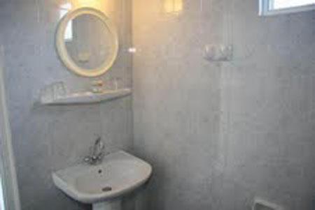 卡拉马孔丹尼尔酒店的白色的浴室设有水槽和镜子