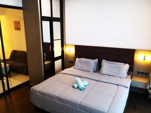 努沙再也ALMAS PUTERI HARBOUR的一间卧室,配有一张蓝色的床