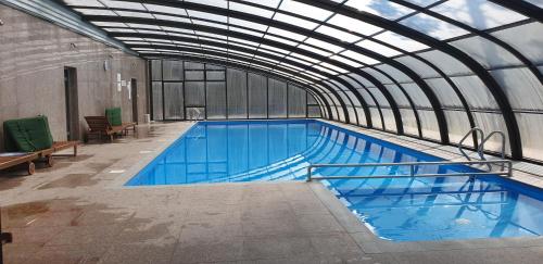 米泽德沃兹Jasny i przytulny domek nad polskim morzem的一个带玻璃天花板的大型游泳池