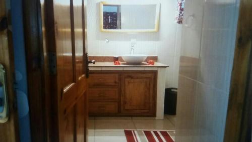 普拉兰大安塞区Destination Self-Catering的一间带水槽和镜子的浴室