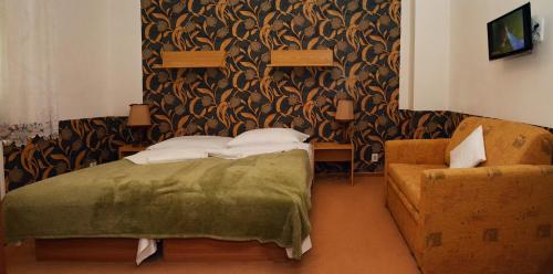 赫林斯科霍拉卡膳食公寓的一间卧室配有一张床和一把椅子