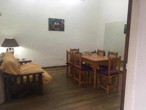 罗萨里奥Experiencia cultural rosarina的一间带桌椅和一张床的用餐室