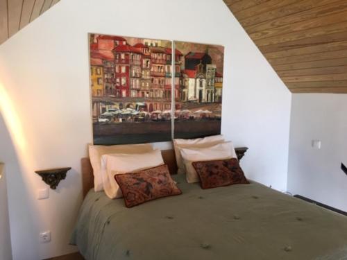 加亚新城多罗码头一室公寓的一间卧室配有一张壁画床