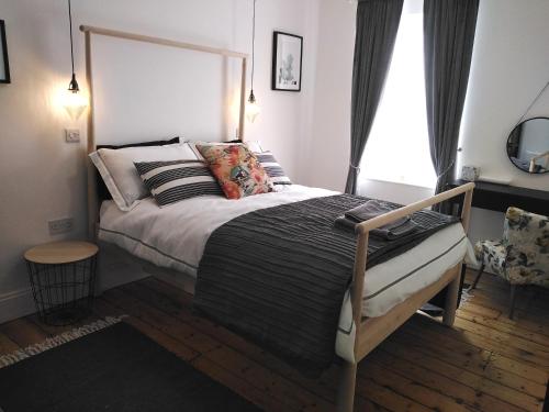 考布里奇Aubrey Cottage的一间卧室设有一张大床和一个窗户。