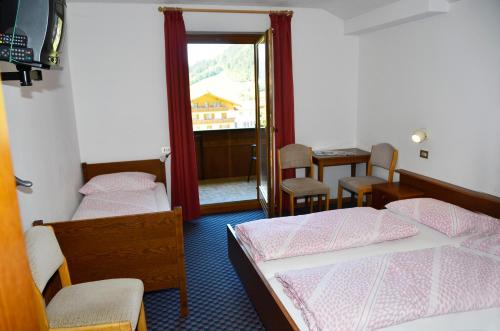 崔聂斯皮希勒旅馆的一间卧室配有两张床和一张桌子及椅子