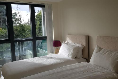 达特福德Garland Modern Apartment, Greenhithe 1 With Parking的卧室配有白色的床和窗户。