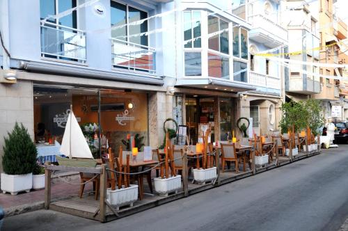 圣卡洛斯拉腊皮塔坎玛丽尼斯旅馆的大楼前设有桌椅的餐厅