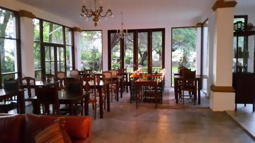 奇莱西托Estancia del Olivo的用餐室设有桌椅和窗户。
