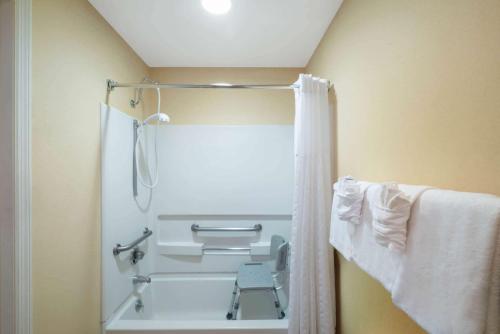 诺克斯维尔贝蒙特酒店 - 诺克斯维尔/锡特布拉夫的带淋浴和浴帘的浴室