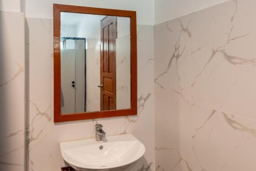 卢纳将军城Tropical Temple Siargao Resort的一间带水槽和镜子的浴室