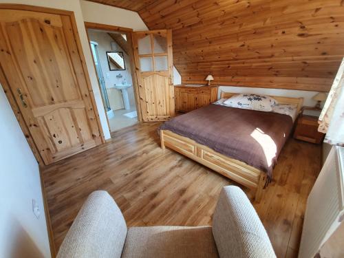 比亚沃维耶扎"Pod Szumiącą Topolą"的小木屋内一间卧室,配有一张床
