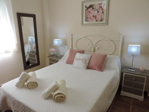 马尼尔瓦Urbanización Manilva Beach 21的卧室配有白色床和毛巾