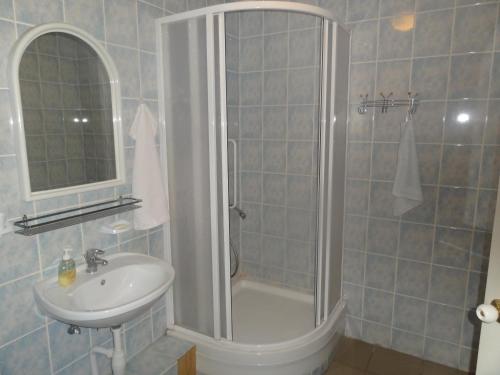 瑞博酒店的一间浴室