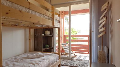 居让梅斯特拉Apartment Cap Larros的一间带双层床的卧室和一个阳台
