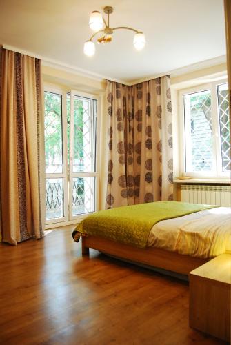 华沙Bed & Breakfast Sielce Warszawa的一间卧室设有一张床和两个窗户。