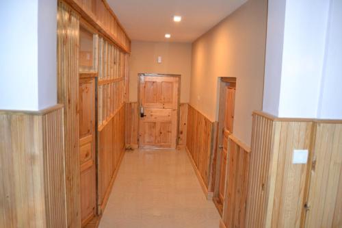 帕罗Yangkey Villa的走廊设有木镶板墙和门