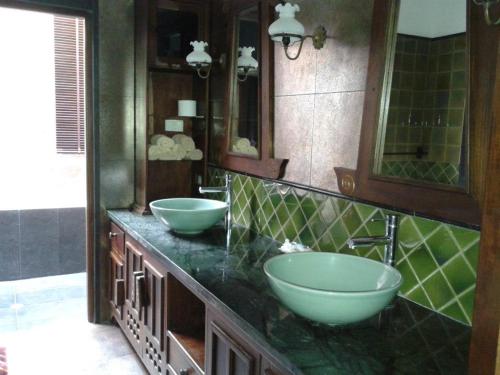 象岛加德尼亚海滨别墅的浴室设有2个水槽和2个碗在柜台上