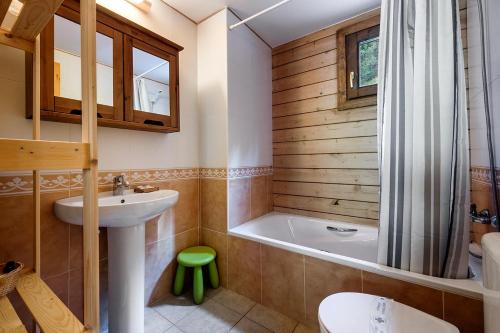 因克勒斯ESTANYOL - Peu del Riu 401 - Vall d'Incles - Soldeu的带浴缸、盥洗盆和卫生间的浴室