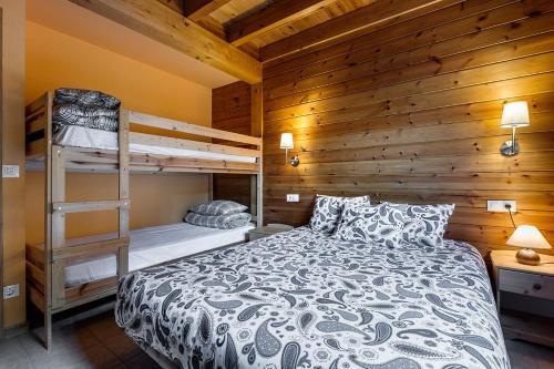 因克勒斯ESTANYOL - Peu del Riu 401 - Vall d'Incles - Soldeu的小屋内设有一间带两张双层床的卧室