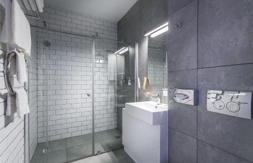 莫斯科塔格斯卡亚斯皮克特尔酒店的一间带水槽和淋浴的浴室